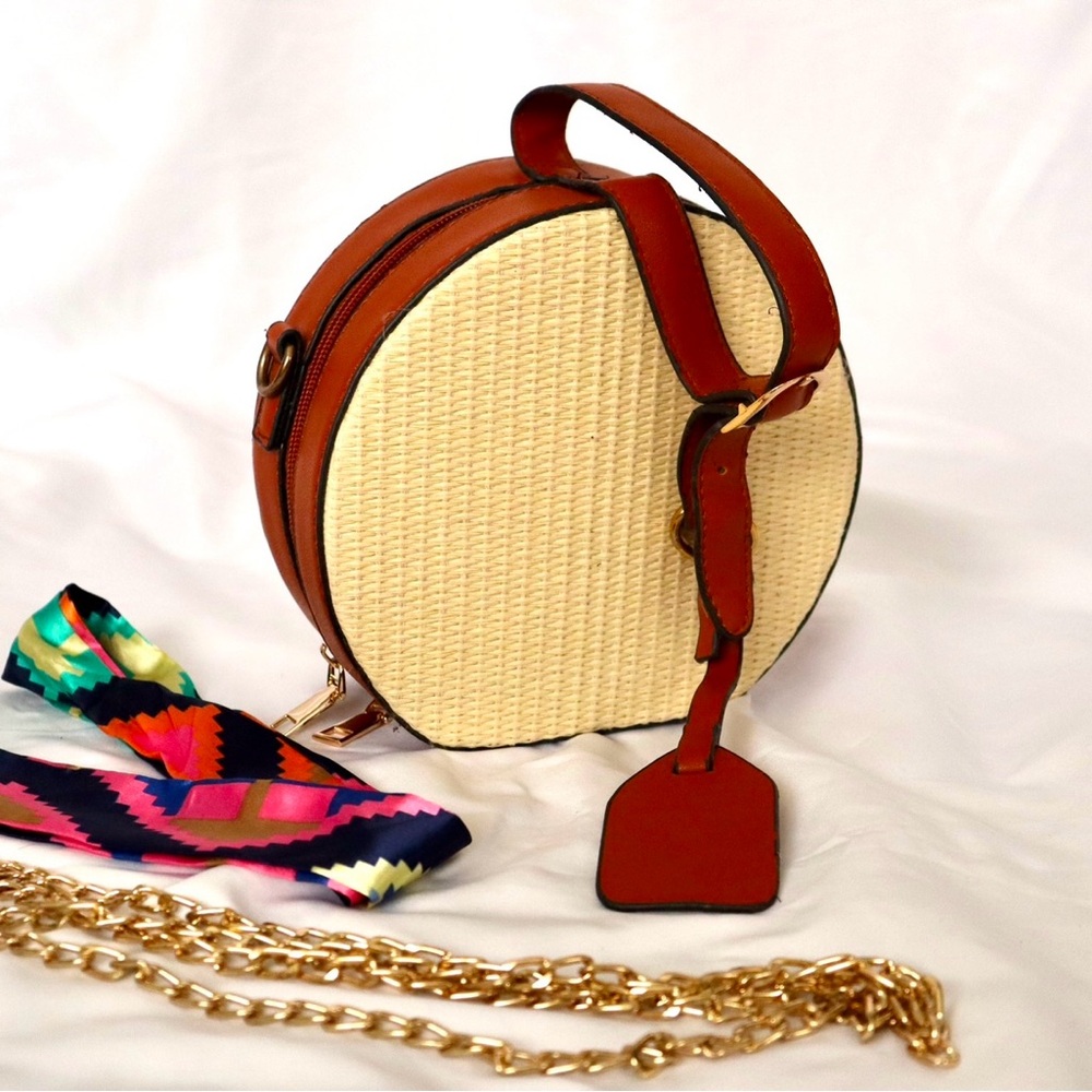 Clutch accent handbag